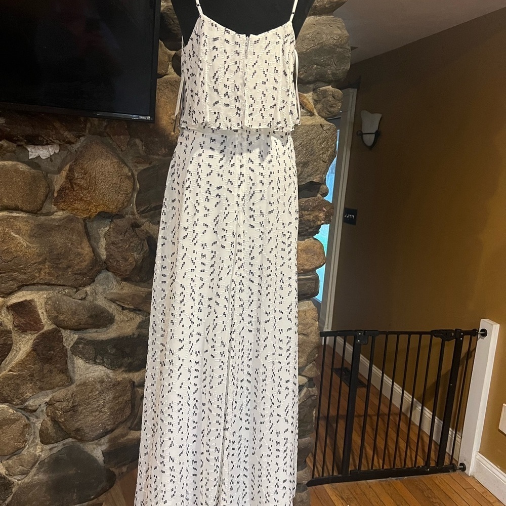 Elegant White Maxi Dress - Picture 5 of 7